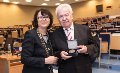 VŠE awarded Alois Rašín Medal to Richard Hindls