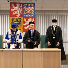 VŠE udělila čestný doktorát Robertu S. Kaplanovi, odborníkovi na strategické řízení